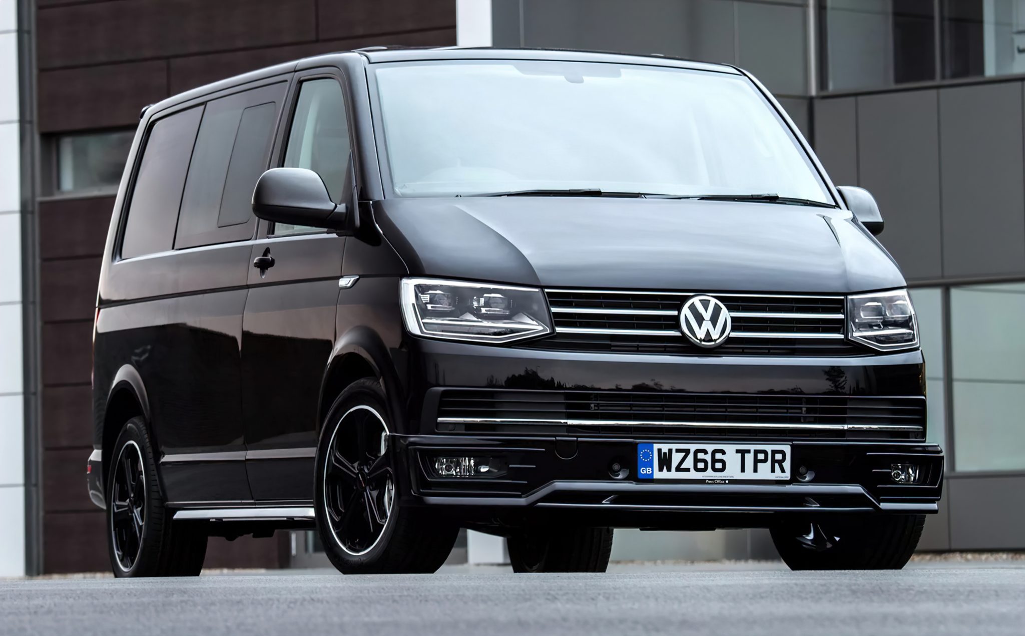 Н т 6. Volkswagen Multivan t6 Black. Volkswagen Transporter t6 пассажирский. Фольксваген Транспортер т6. Фольксваген Транспортер 2020.